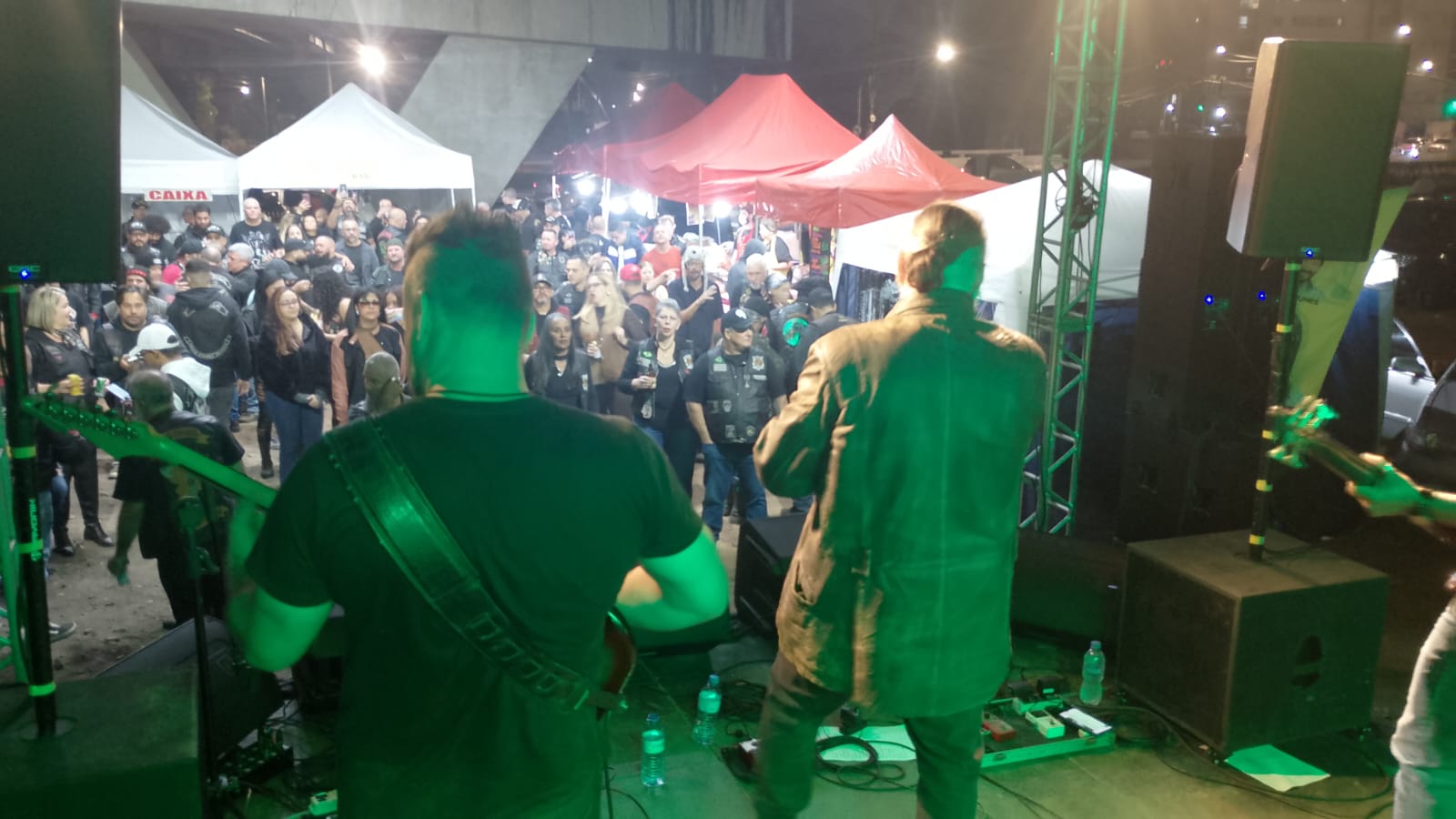 Público e banda durante o aniversário do Dorme Sujus MC em São Miguel Paulista
