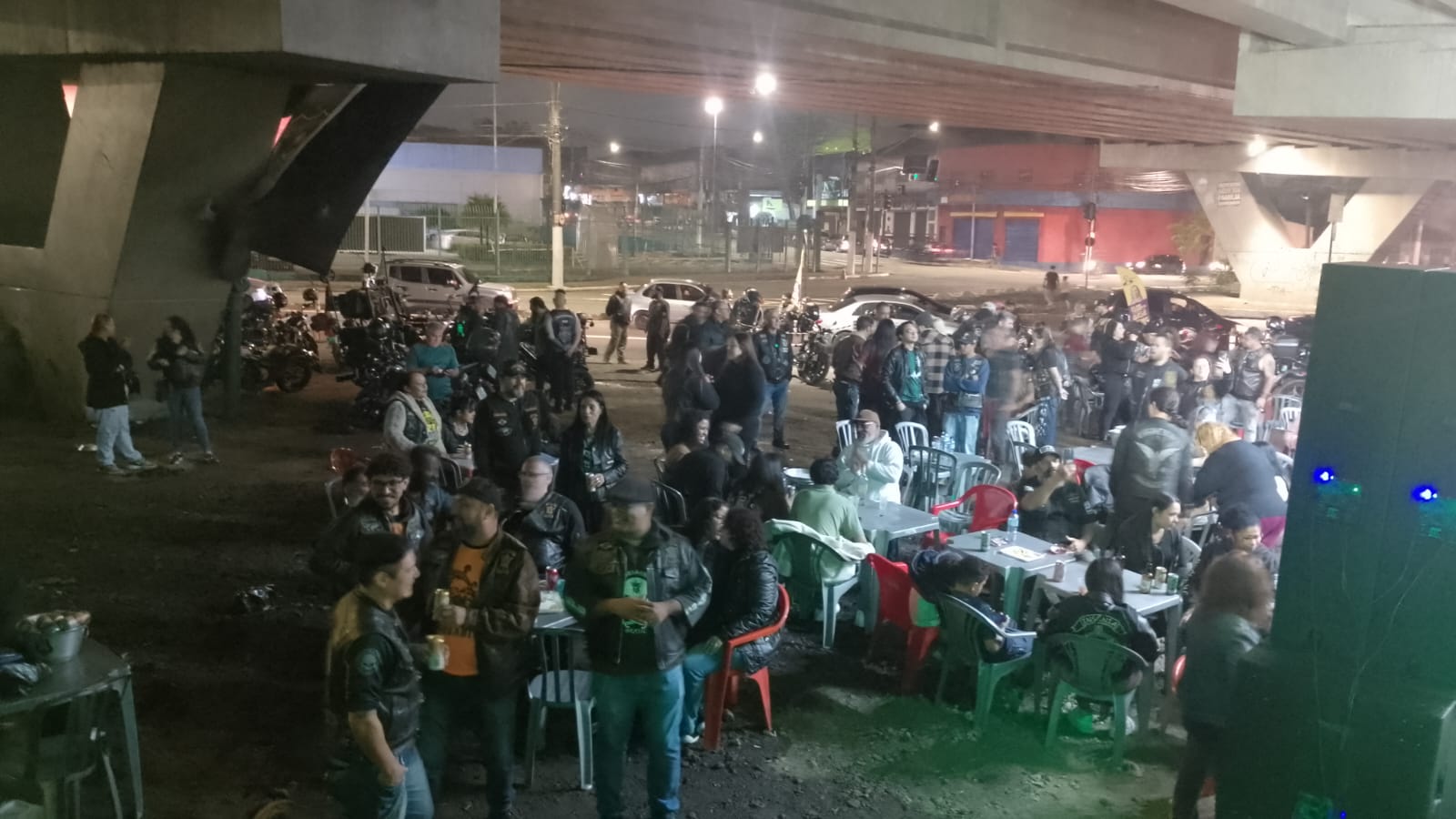 Público reunido no aniversário do Dorme Sujus MC na Vila Jacuí
