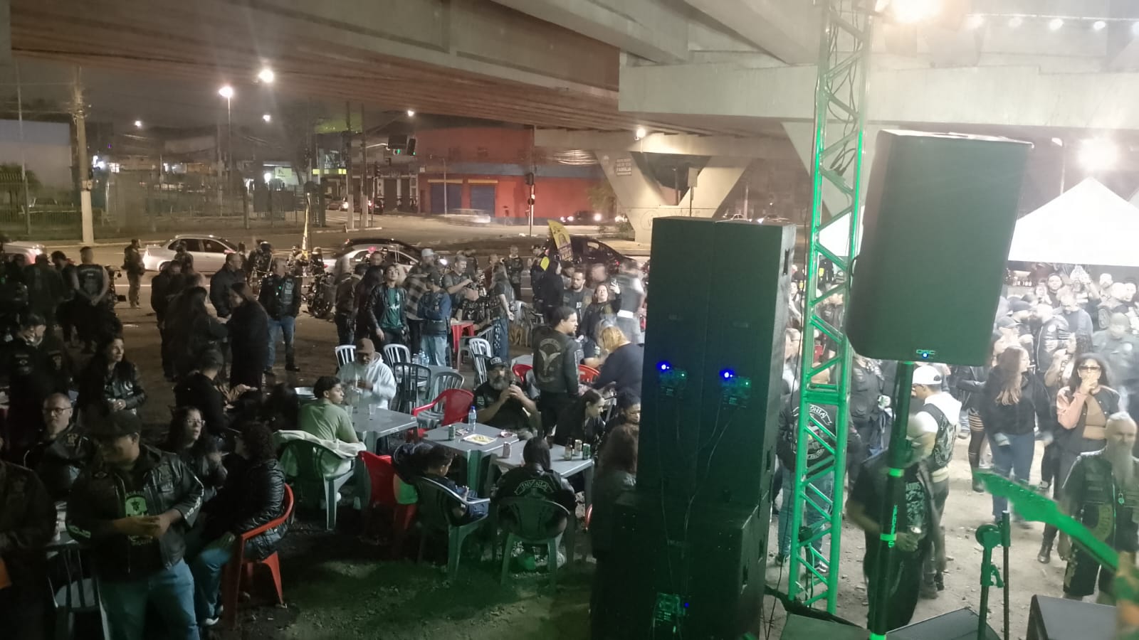 Motociclistas e público no evento do Dorme Sujus MC em São Miguel Paulista